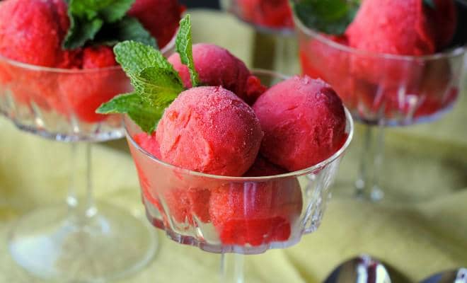https://cdn.idntimes.com/content-images/post/20171101/strawberry-sorbet-1011-660x400-beb47f7c3d87c1c29a5a563b613696dd-bbe4ea0ef29ceab91c4a62c37c089ddb.jpg