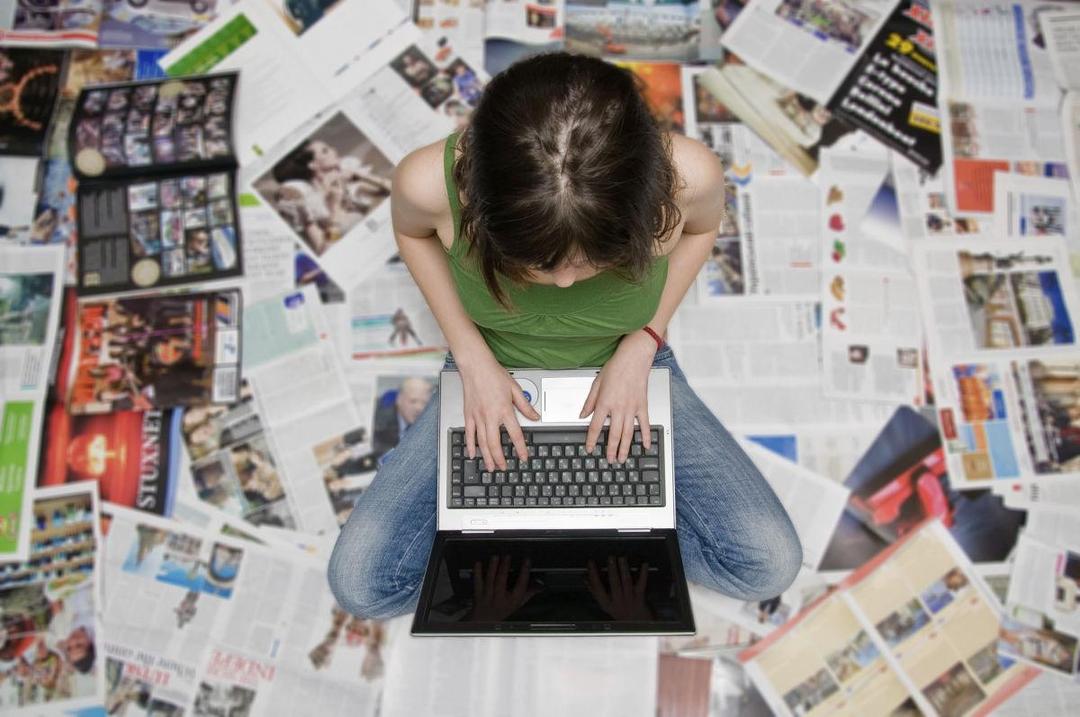 https://cdn.idntimes.com/content-images/post/20160521/student-newspaper-girl-a85b7500f2f1069c4f61fd399405b8df.jpg