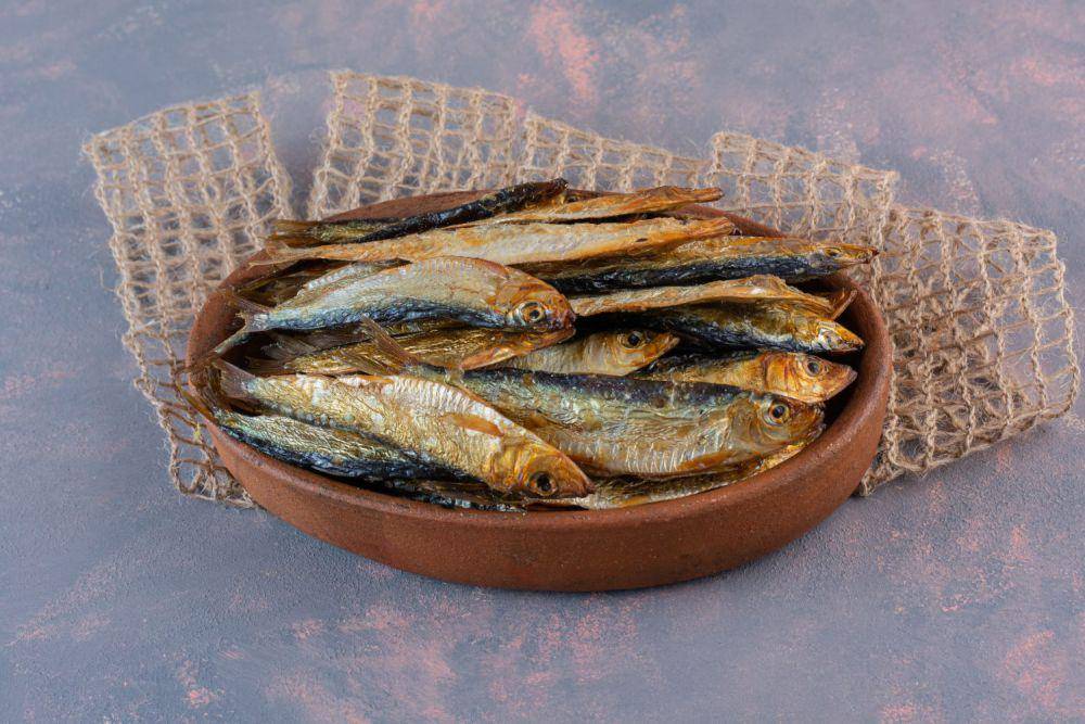 ilustrasi ikan pe asap (freepik.com/azerbaijan_stockers)