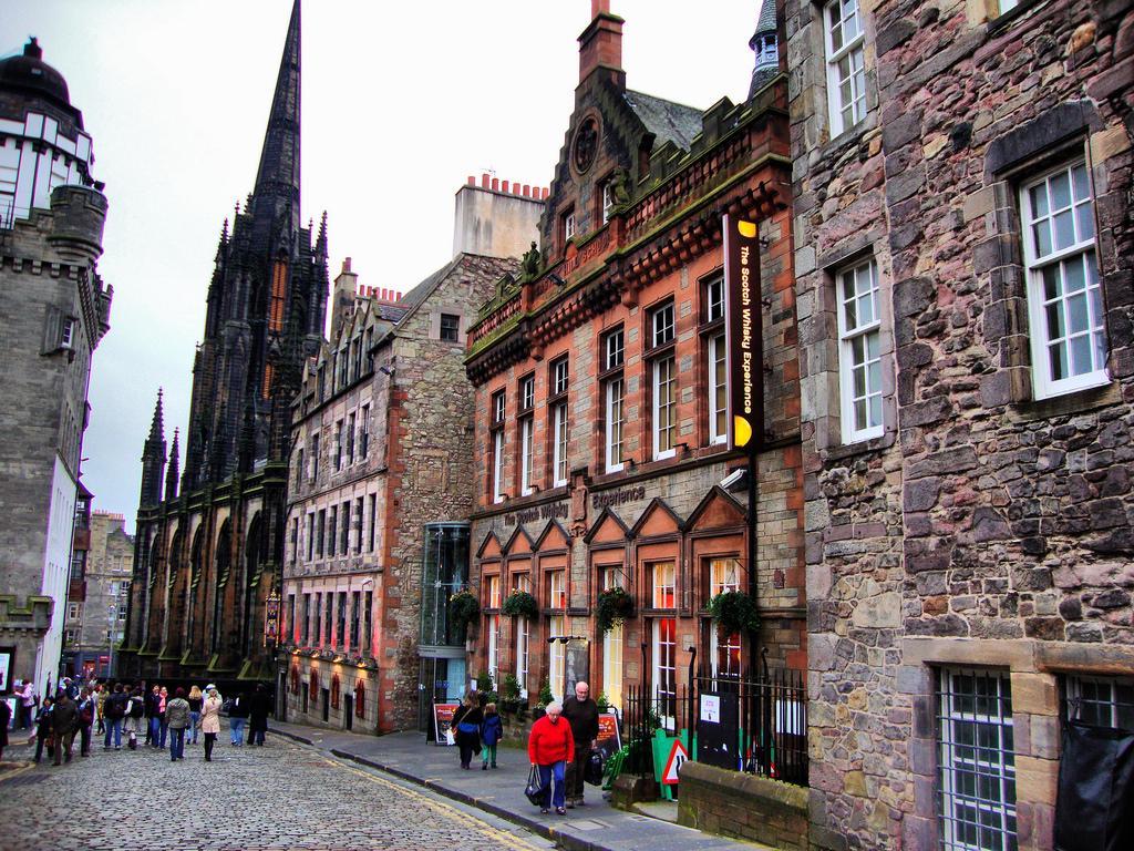 https://cdn.idntimes.com/content-images/post/20180225/the-royal-mile-26059380e2956f8a97205ea3678cc481.jpg