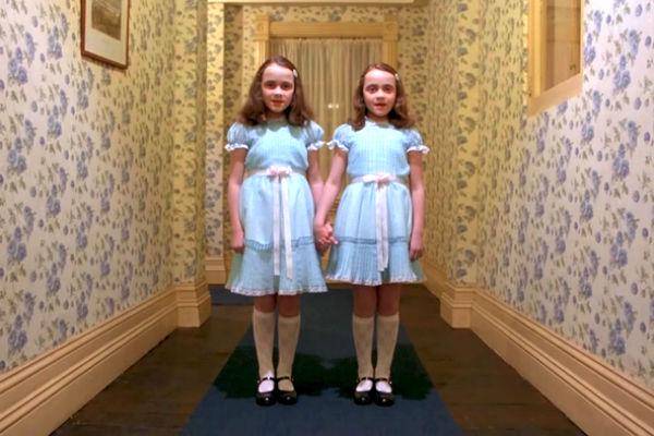 https://cdn.idntimes.com/content-images/post/20180329/the-shining-twins-hallway-8acc343d719a9dfbaefec582c81c4e43.jpg