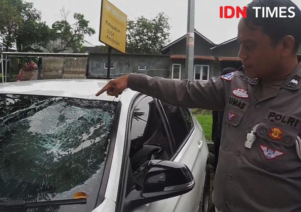 Mobil BMW terlibat kecelakaan diamankan di Polsek Ngaglik, Sleman. (IDN Times/Tunggul Damarjati)