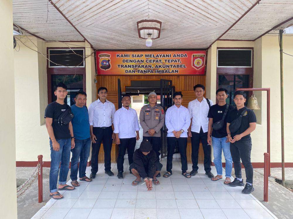Tim Polres Solok Selatan berfoto dengan tersangka (Foto: Polres Solok Selatan)