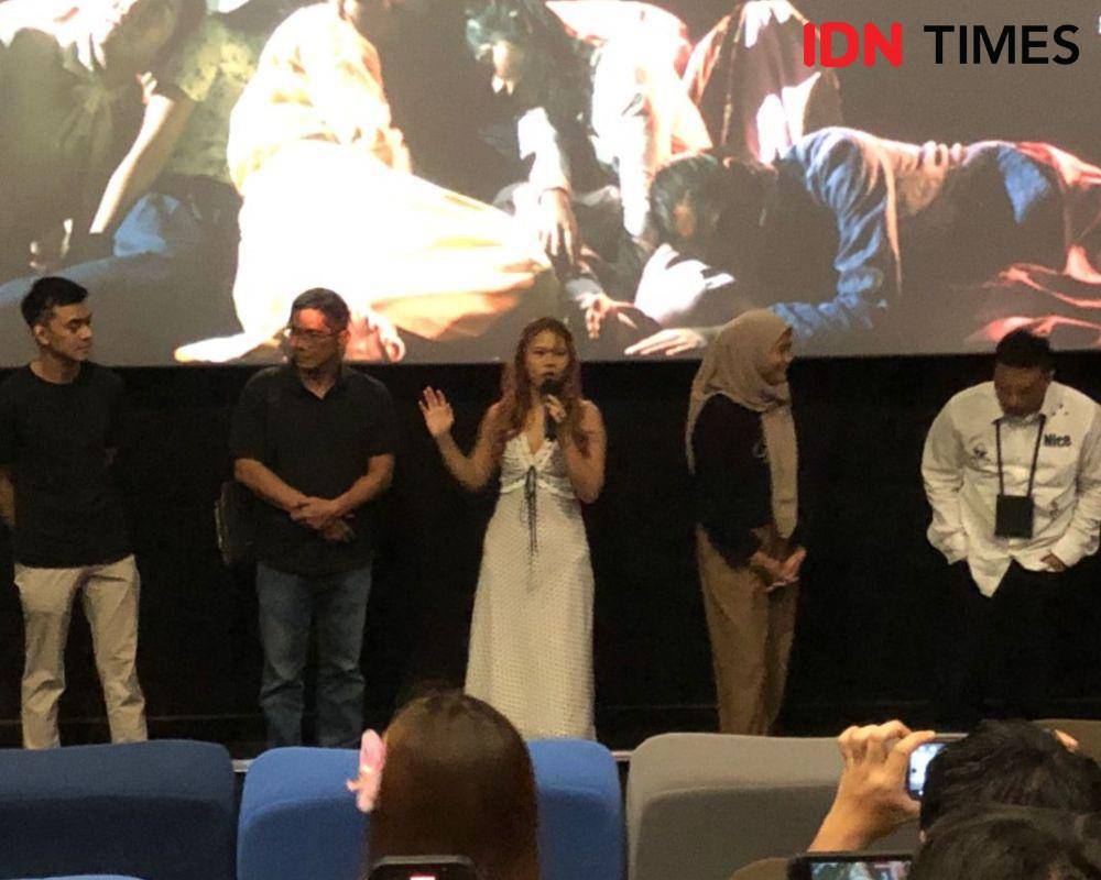 Nadin bersama ayah dan ibunya dan juga Sal Priadi (IDN Times/Aditya Mustaqim)