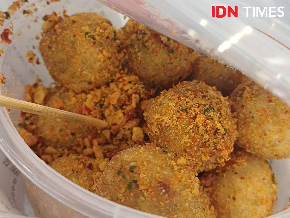 Potret cimol bojot (IDN Times/Dhiya Awlia Azzahra)