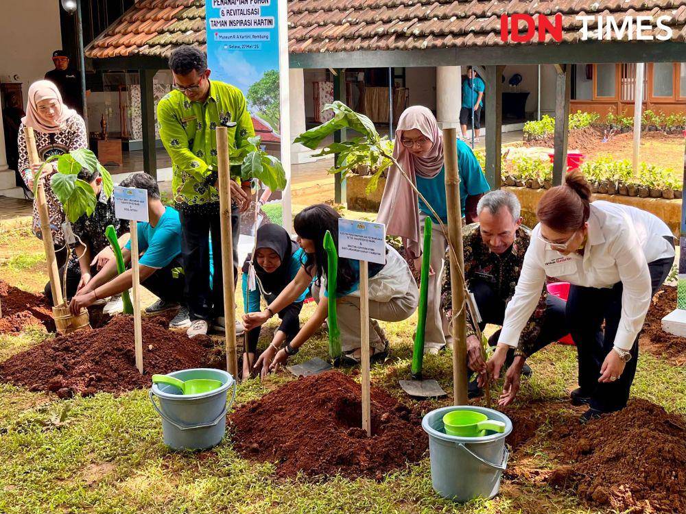Aksi penanaman pohon di museum RA Kartini di Rembang. (IDN Times/Dhana Kencana)