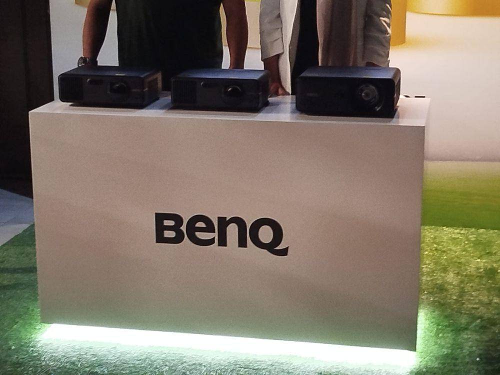 Main golf lewat proyektor simulator dari BenQ. (Dok. Istimewa)