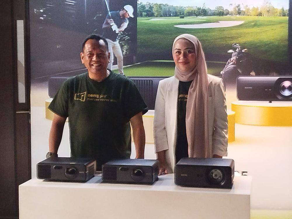 Main golf lewat proyektor simulator dari BenQ. (Dok. Istimewa)