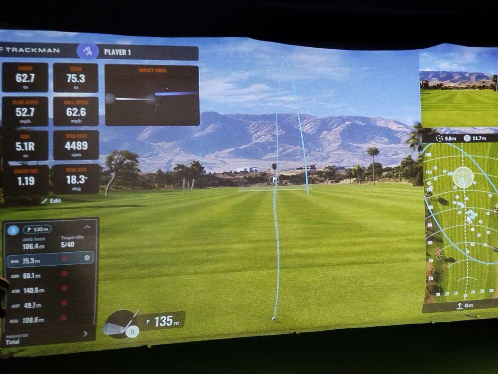 Merasakan Sensasi Main Golf yang Berbeda Lewat Proyektor