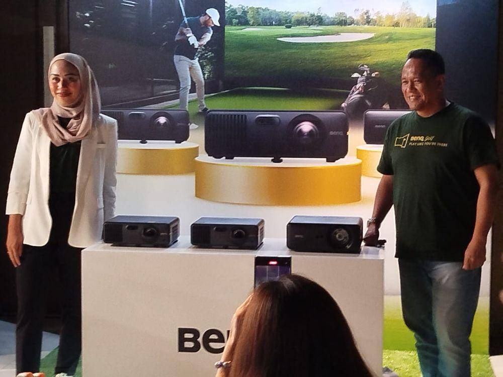 Main golf lewat proyektor simulator dari BenQ. (Dok. Istimewa)