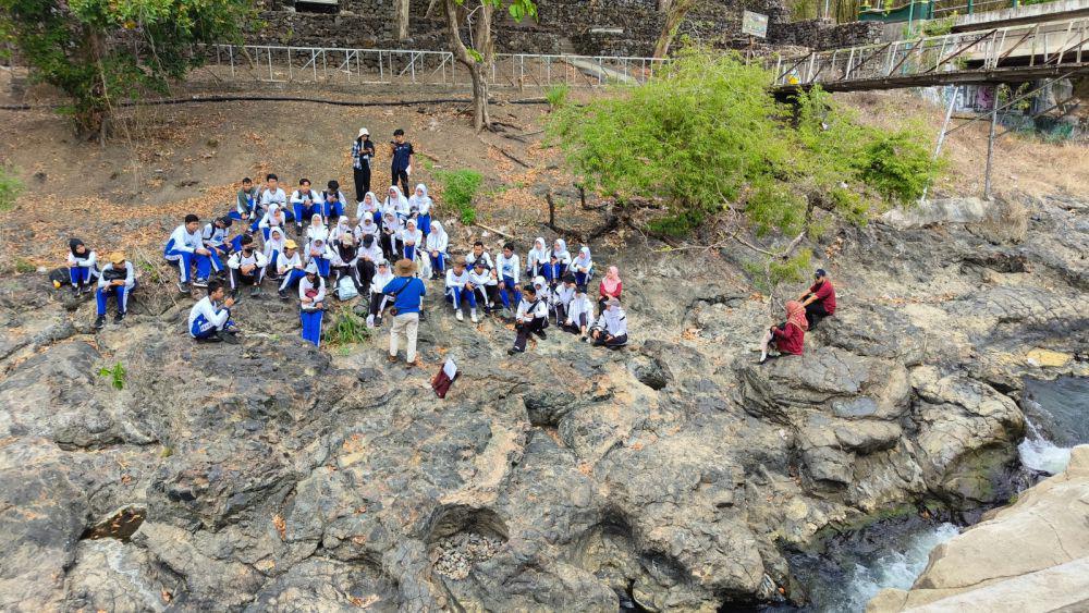 kunjungan siswa SMA ke objek geowisata Geopark Nasional Jogja (geoparkjogja.jogjaprov.go.id)