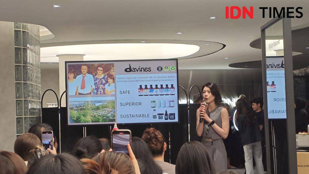 Sheren Hotama, COO Two Seasons Beauty Space dalam presentasinya di acara Grand Opening Two Seasons Beauty Space PIK pada Selasa (27/5/2025) di Gedung Kem Chicks Lt. 2, Orchestra Beach 1, Jakarta Utara. (IDN Times/Febriyanti Revitasari)