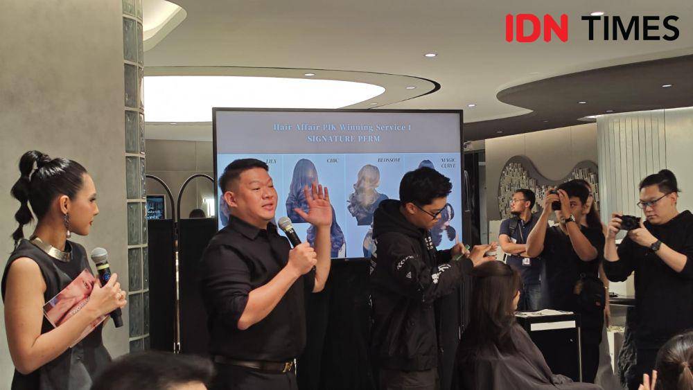 Demo perming rambut di acara Grand Opening Two Seasons Beauty Space PIK pada Selasa (27/5/2025) di Gedung Kem Chicks Lt. 2, Orchestra Beach 1, Jakarta Utara. (IDN Times/Febriyanti Revitasari)