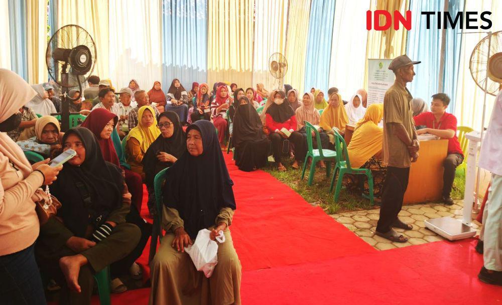 Warga Desa Tanjung Sari, Kecamatan Natar, Kabupaten Lampung Selatan antusias mengikuti pemeriksaan kesehatan gratis, Selasa (27/5/2025). (IDN Times/Martin L Tobing).