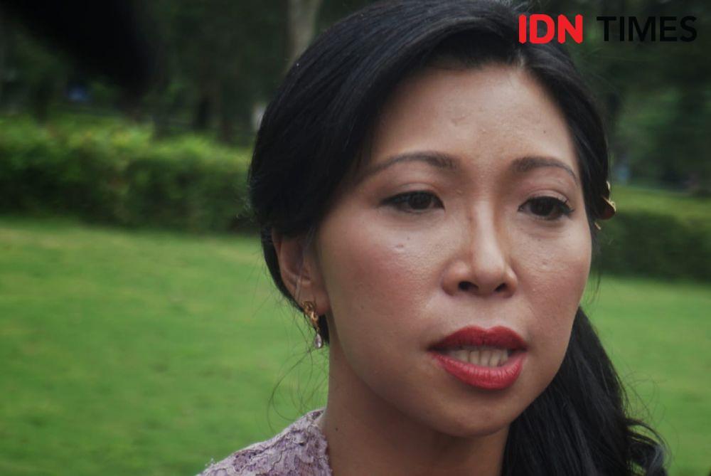 Direktur Utama PT Aviasi Pariwisata Indonesia (Persero)/InJourney, Maya Watono memastikan pemasangan stairlift dan ramp tersebut tak menggunakan bor maupun paku yang bisa merusak situs warisan dunia tersebut. (IDNTimes/Tunggul Damarjati)