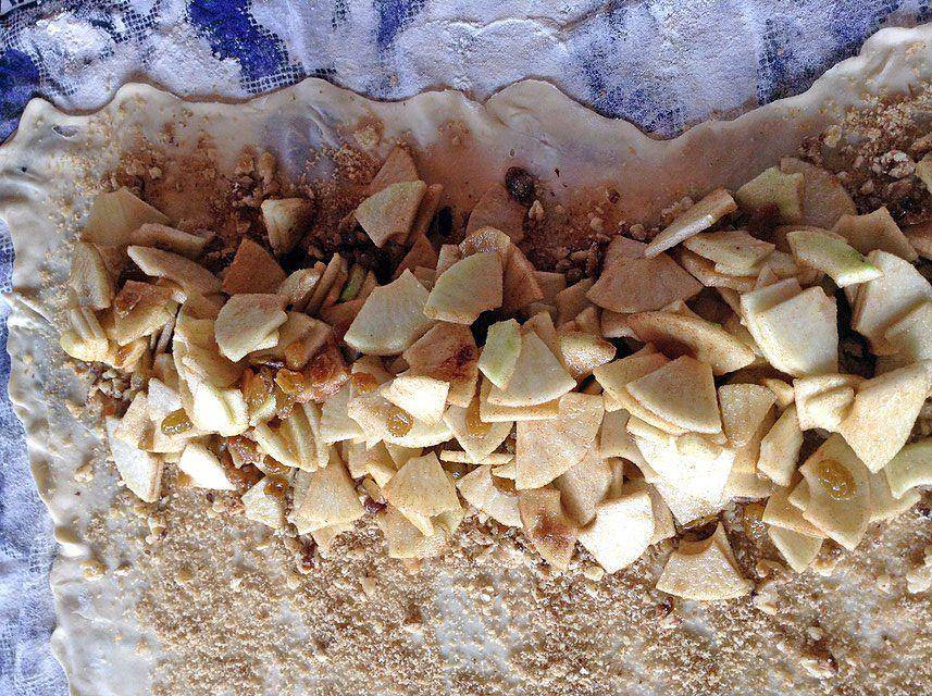 ilustrasi isian apple strudel (commons.wikimedia.org/ Karen and Brad Emerson)