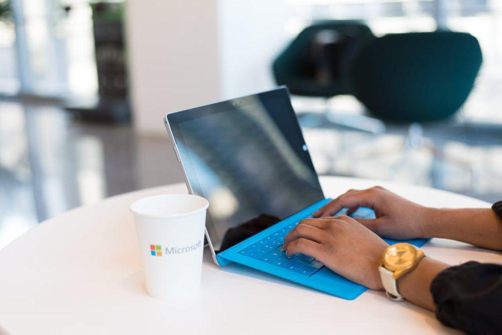 ilustrasi kerja depan laptop (pexels.com/Christina Morillo)
