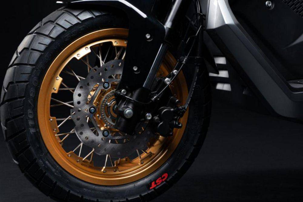 Ilustrasi suspensi upside-down depan dan rem cakram dengan ABS Motor Keeway XDV125 EVO PRO (keeway.com)