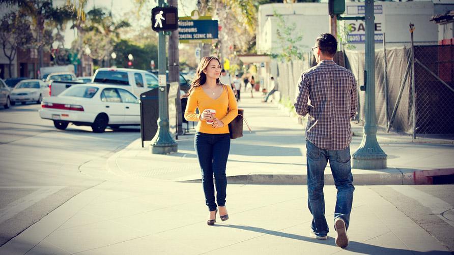 https://cdn.idntimes.com/content-images/post/20170707/young-couple-walking-opposite-seeing-each-other-0-ffb4ea2d27e142ae9e4f58cf693ca2c2.jpg