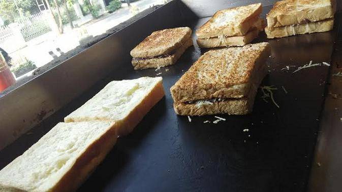 https://cdn.idntimes.com/content-images/post/20180219/057308800-1463652839-roti-gempol-fef909f244e129be6a889dc4a5997395.jpg