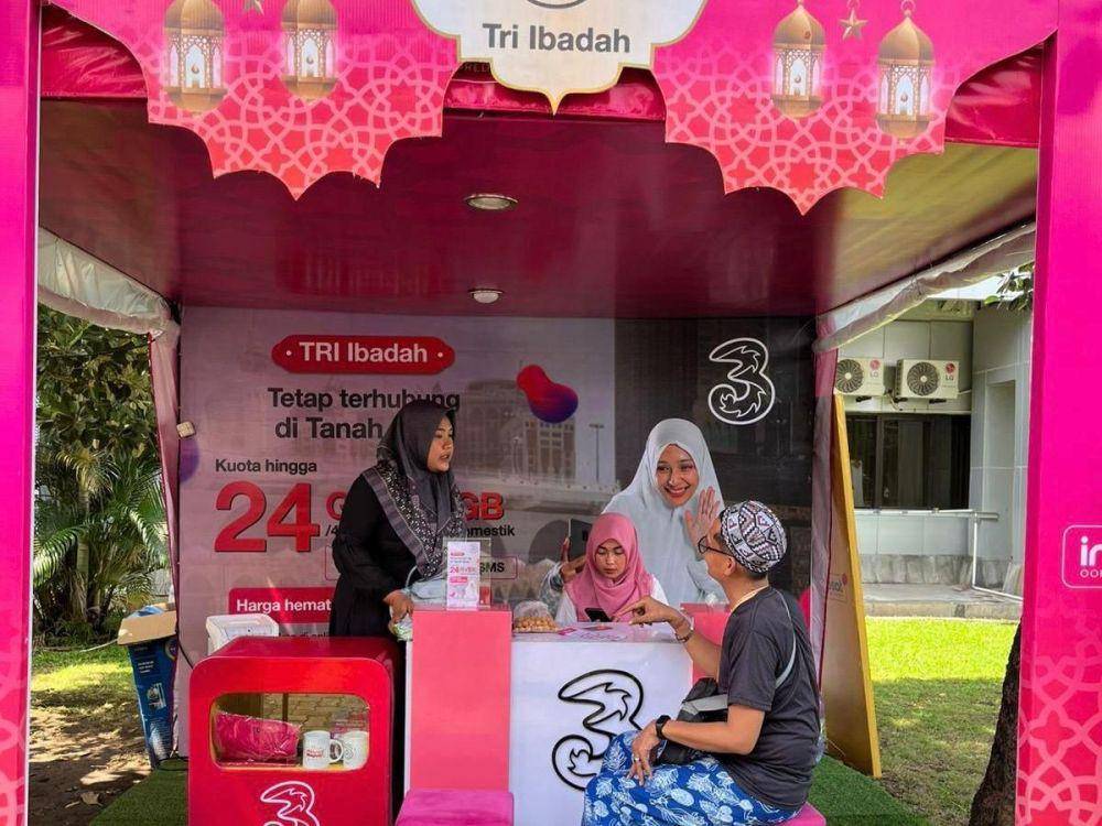 Jemaah haji dilayani di booth Tri di Solo Embarkasi Haji Donohudan, Kecamatan Ngemplak, Kabupaten Boyolali. (dok. Indosat)
