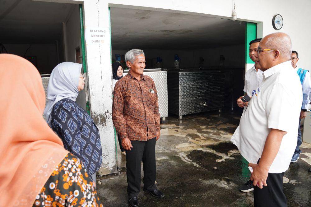 Peternak sapi di Boyolali mendapat dukungan sambungan listrik baru dengan daya 164 kilo Volt Ampere (kVA) dari PLN UID Jawa Tengah dan DI Yogyakarta melalui program elektrifikasi agrikultur. (Dok. PLN)