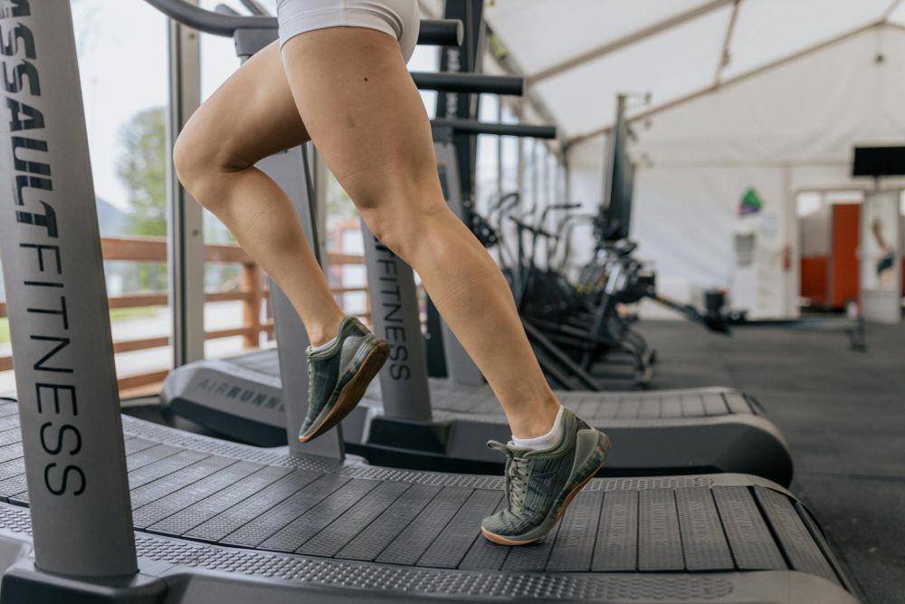 ilustrasi seseorang menggunakan treadmill (pexels.com/Anastasia Shuraeva)