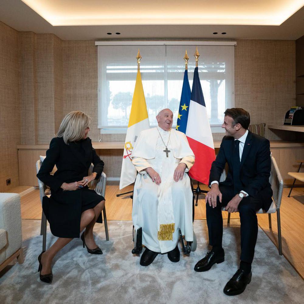 Presiden Prancis Emmanuel Macron dan istrinya Brigitte Macron bersama mendiang Paus Fransiskus. (instagram.com/emmanuelmacron)