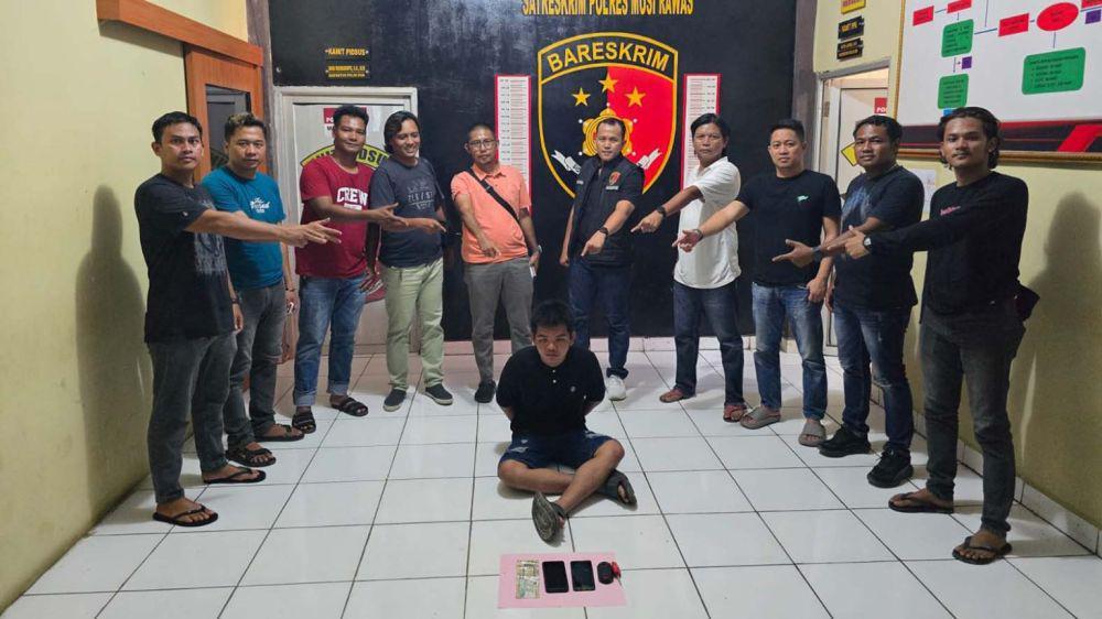 Penangkapan pelaku yang bawa kabur mobil travel di Musi Rawas. (Dok. Polisi)