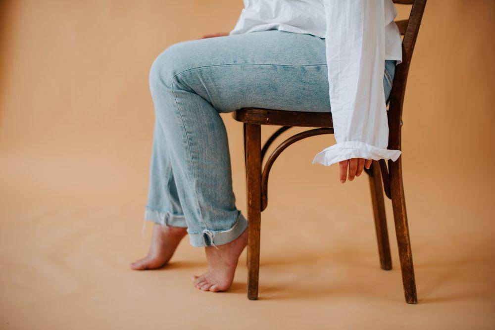 ilustrasi perempuan memakai celana jeans (unsplash.com/Kateryna Hliznitsova)