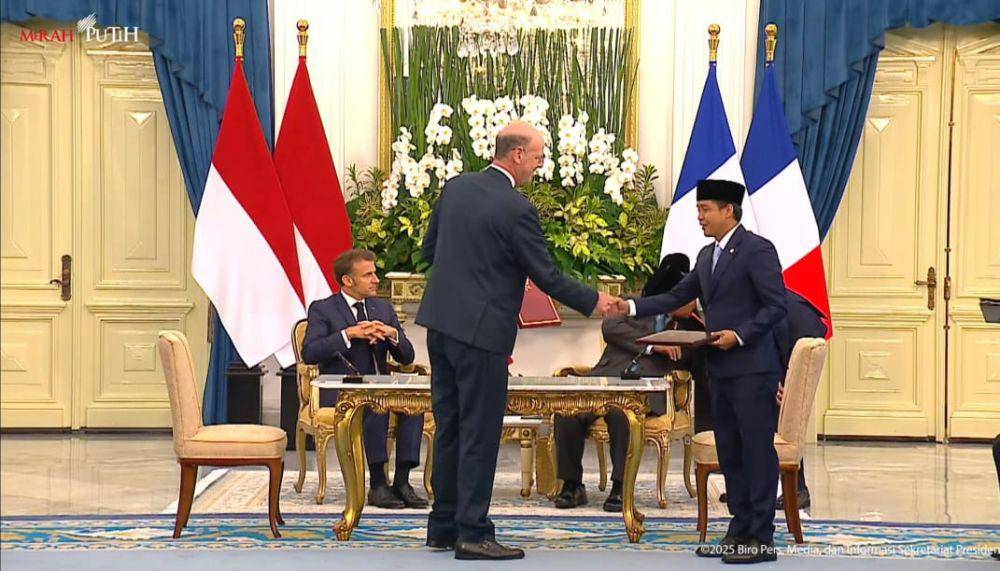 Menhut Raja Juli Antoni, melakukan penandatangan nota kesepahaman (Letter of Intent/LoI), terkait pengelolaan hutan berkelanjutan hingga mitigasi iklim dengan Menteri Ekonomi, Keuangan, dan Kedaulatan Industri dan Digital Prancis, Eric Lombard (Youtube.com/Sekretariat Presiden)