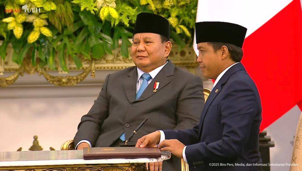 Menhut Raja Juli Antoni, melakukan penandatangan nota kesepahaman (Letter of Intent/LoI), terkait pengelolaan hutan berkelanjutan hingga mitigasi iklim dengan Menteri Ekonomi, Keuangan, dan Kedaulatan Industri dan Digital Prancis, Eric Lombard (Youtube.com/Sekretariat Presiden)