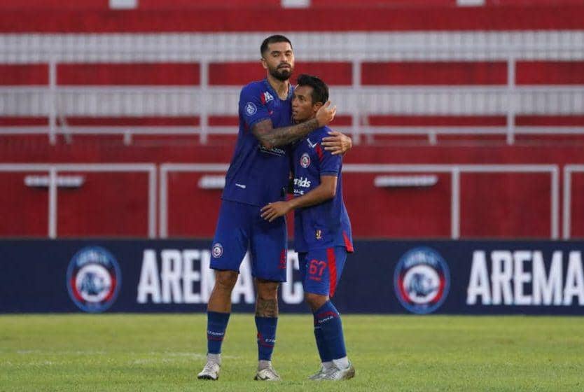 Pemain Arema FC, Shulton Fajar dan Julian Guevara. (Instagram/@shultonfajar87)