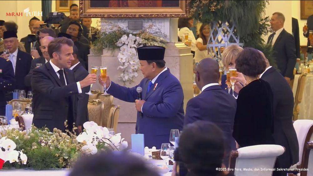 Presiden Prabowo Subianto dan Presiden Prancis Emmanuel Macron dalam jamuan makan malam kenegaraan di Istana Negara, Jakarta, pada Rabu (28/5/2025). (YouTube/Sekretariat Presiden)