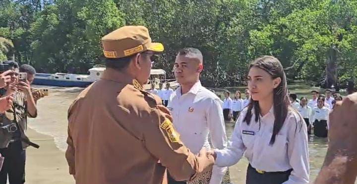 Bupati TTU menyerahkan SK pengangkatan CPNS di Pantai Wini. (Dok Humas Pemkab TTU)