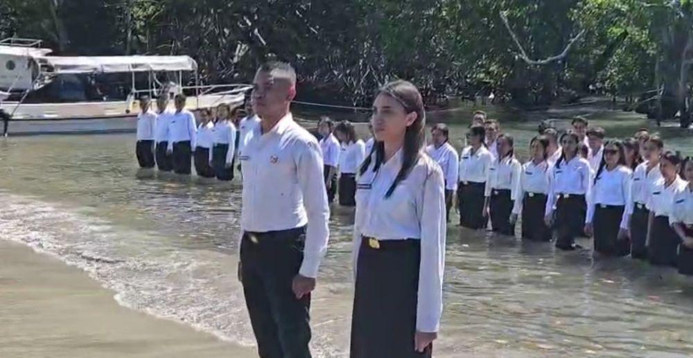 Agak Lain, Bupati TTU Serahkan SK Pengangkatan CPNS di Pantai Wini