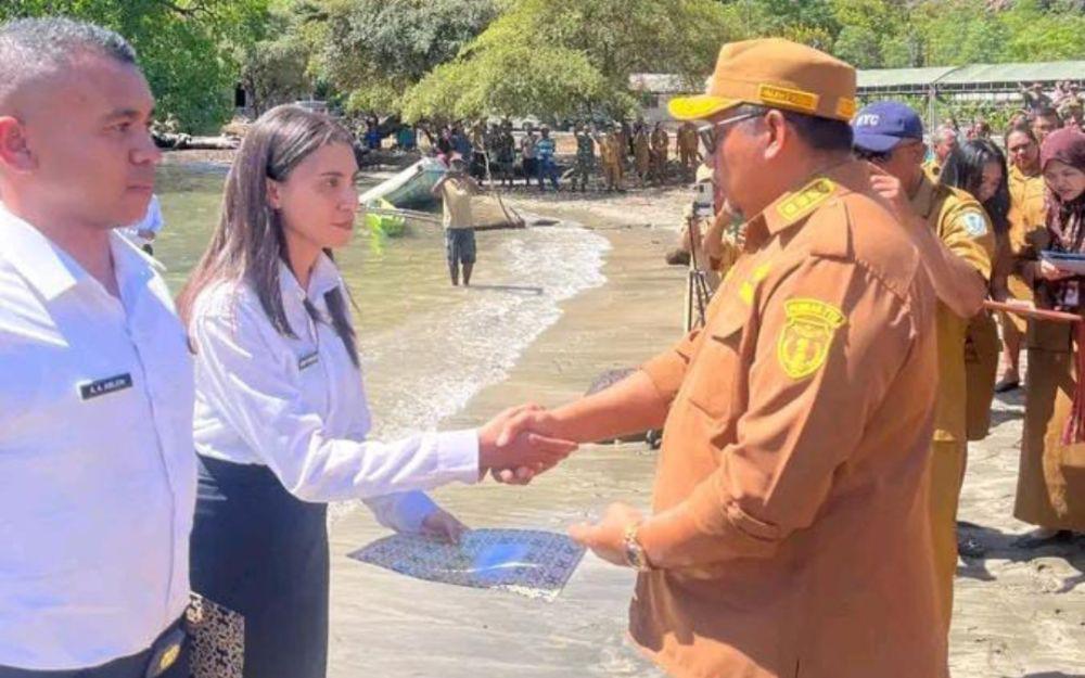 Bupati TTU Falen Kebo menyerahkan SK pengangkatan CPNS di Pantai Wini. (Dok Humas Pemkab TTU)