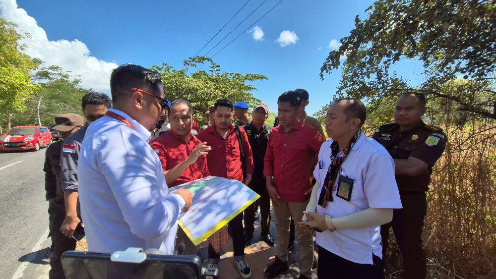 Kejati NTT saat proses pasang plang penyitaan tanah Kemenkumham RI. (Dok Kejati NTT)