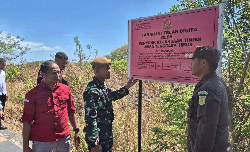 Kejati NTT saat proses pasang plang penyitaan tanah Kemenkumham RI. (Dok Kejati NTT)