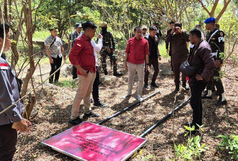 Kejati NTT saat proses pasang plang penyitaan tanah Kemenkumham RI. (Dok Kejati NTT)