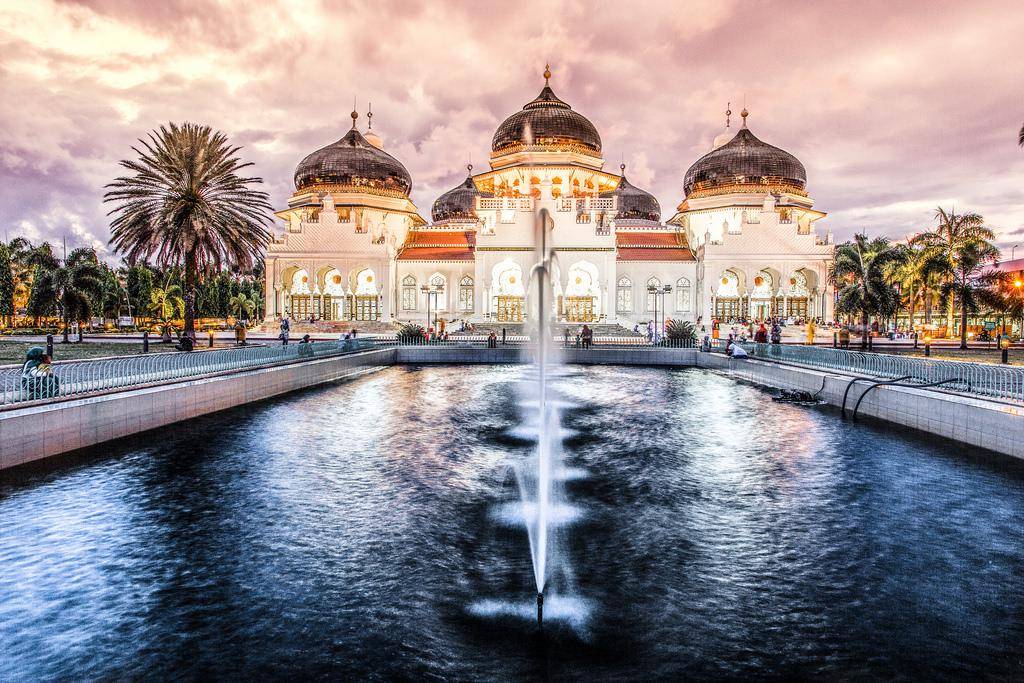 https://cdn.idntimes.com/content-images/post/20170925/18-baiturrahman-grand-mosque-sumatra-indonesia-e0a69bb956ab8d9cb052d9f93139fda3.jpg