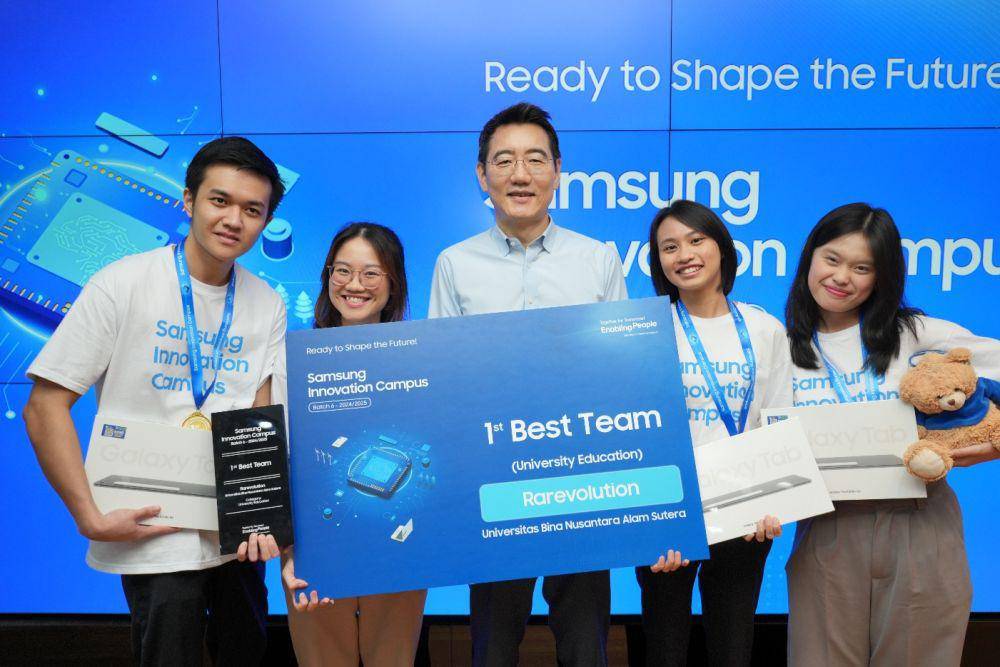 1st Best Team Kategori Universitas bersama Harry Lee, Presiden Samsung Electronics Indonesia (dok. Samsung)