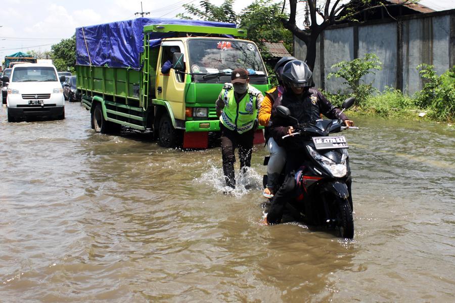 https://cdn.idntimes.com/content-images/post/20161028/2-antarafoto-banjir-sidoarjo-121016-um-2-5d98479b2a3a714b3fa685adddbf5a96.jpg