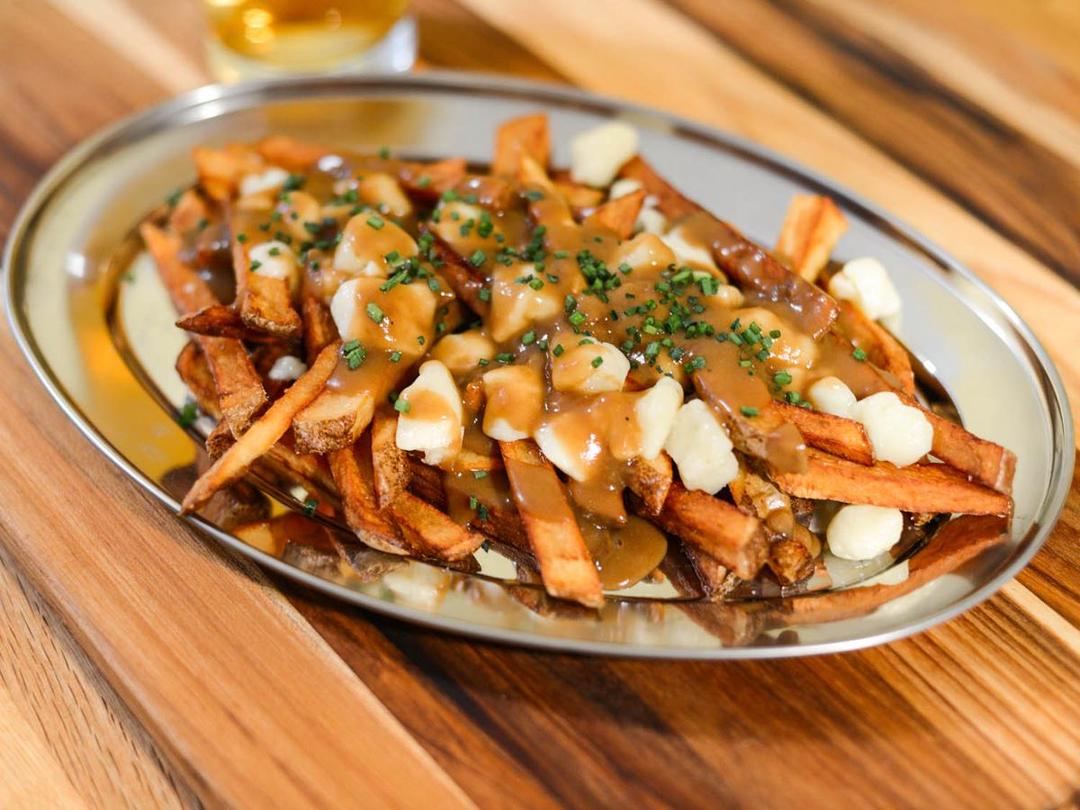 https://cdn.idntimes.com/content-images/post/20160927/20150327-poutine-joshua-bousel-01c6ff7d631edbc36df943cbb239a055.jpg