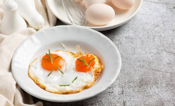 telur setengah matang