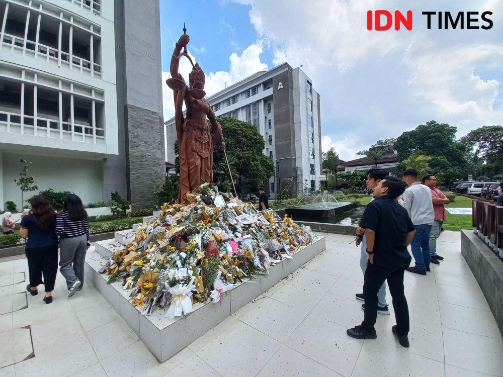 Patung Dewi Keadilan di halaman Fakultas UGM (IDN Times/Yogie Fadila)