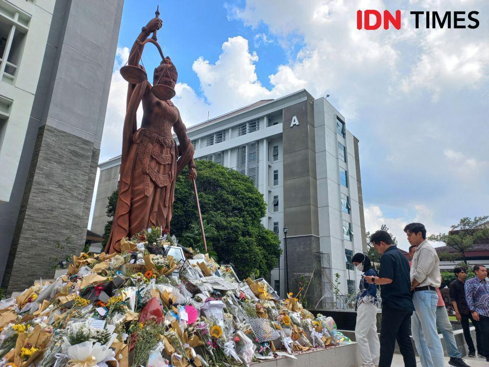 'Jika Hukum Tak Mampu...': Duka untuk Argo Selimuti Hari Wisuda UGM