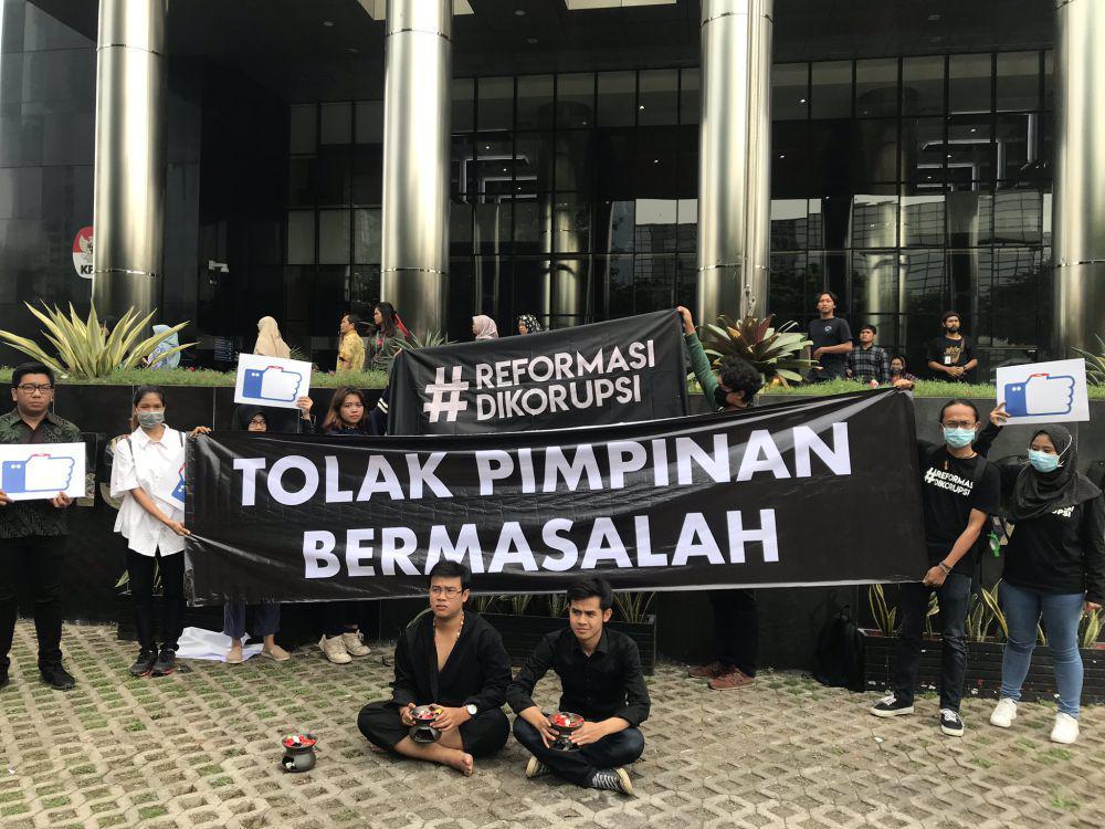 Aksi didepan gedung KPK (https://x.com/antikorupsi/status/1207929105531863041?t=gdSxdqKAOJyb6-MwJJzBhQ&s=19)