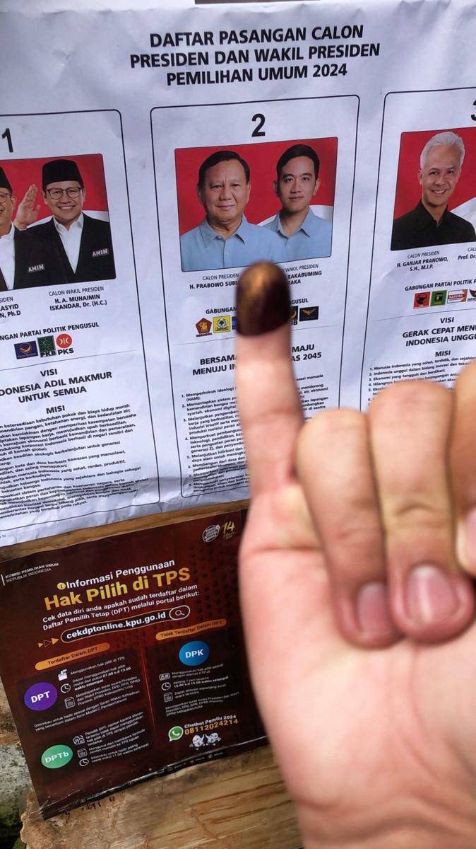 Pemilih muda menggunakan hak suaranya di TPS saat Pilpres 2024 (sumber: https://x.com/notur_typicalbf/status/1757665028948529636?t=KpYp63Ujd2WdU_ewQExf0A&s=19)