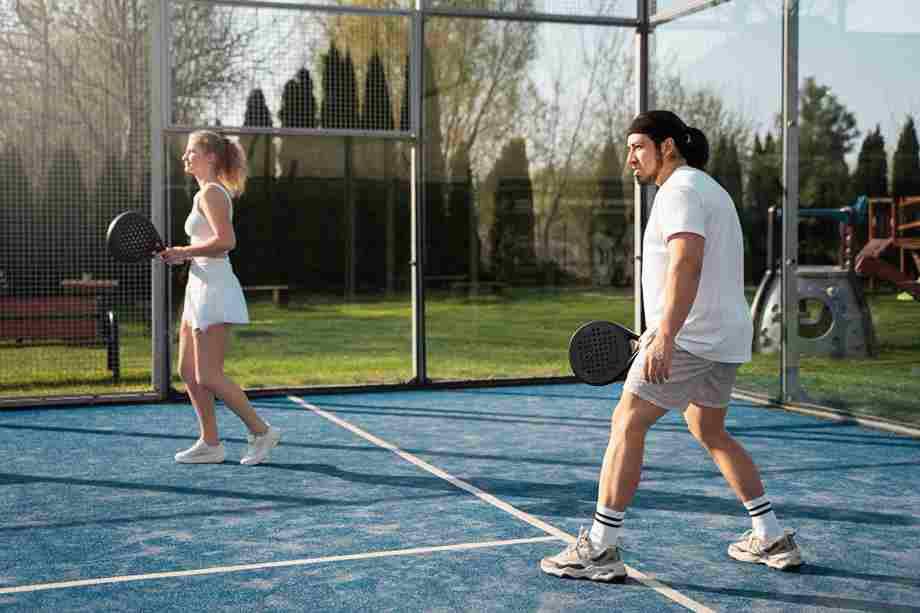 Ilustrasi padel yang ajaib bagi kesehatan, ternyata mirip tenis (freepik.com/freepik)
